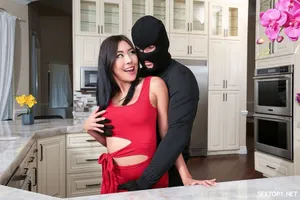 Bố tái hôn, cậu thanh niên bổng dưng phải sống chung với 2 cô em kế