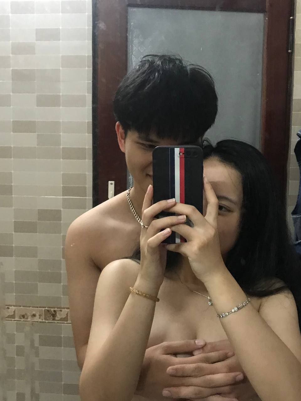 Một buổi hẹn hò đắt giá với một nữ thần hộ tống bán thời gian xinh đẹp, mặc quần short ngắn và cung cấp dịch vụ chu đáo, mút và liếm trứng trước ống kính, nhấc chân lên và đưa vào, rên rỉ và thở hổn hển rất dễ chịu
