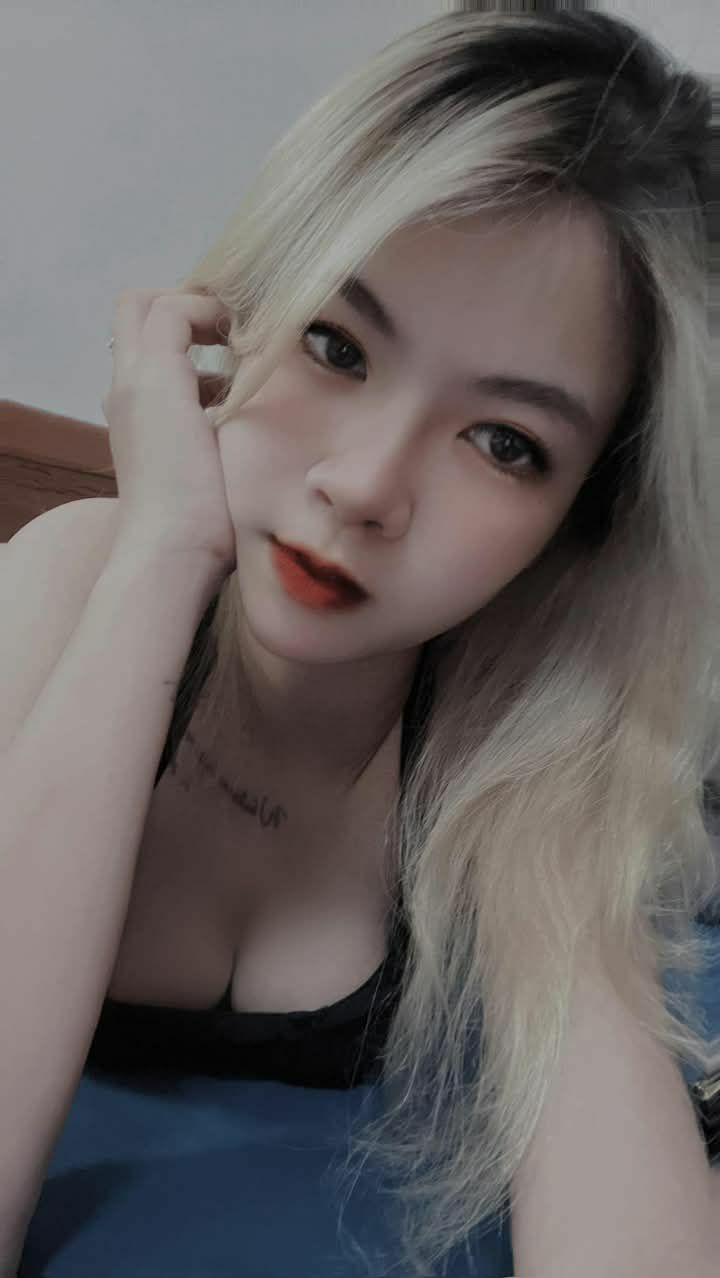 Em người mẫu khỏa thân vú mềm bị anh họa sĩ dâm dục địt